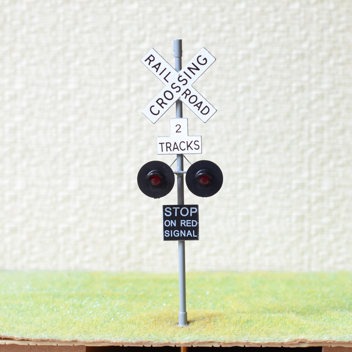 2 x O scale railroad crossing signals 2 heads + 1 x circuit board flasher #GR2 